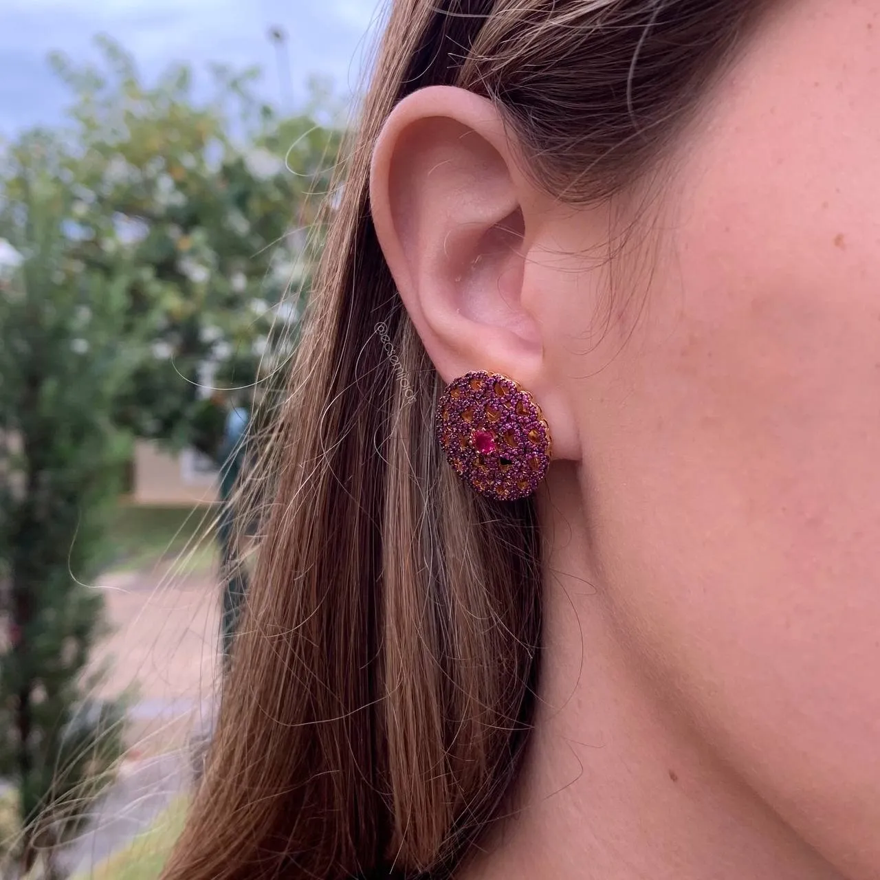Brinco redondo flor de corações cravejados vazados - banhado a ouro 18k
