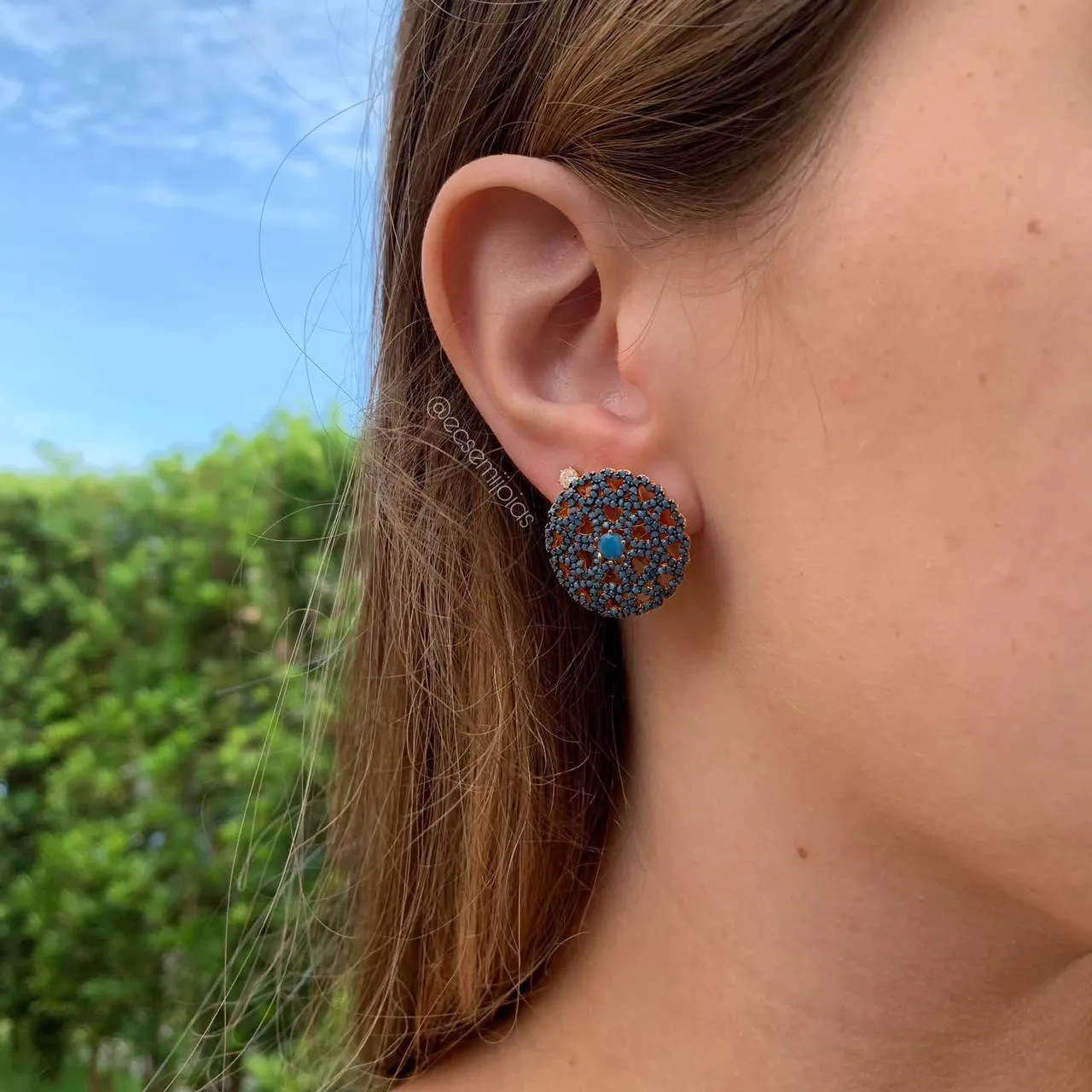 Brinco redondo flor de corações cravejados vazados - banhado a ouro 18k