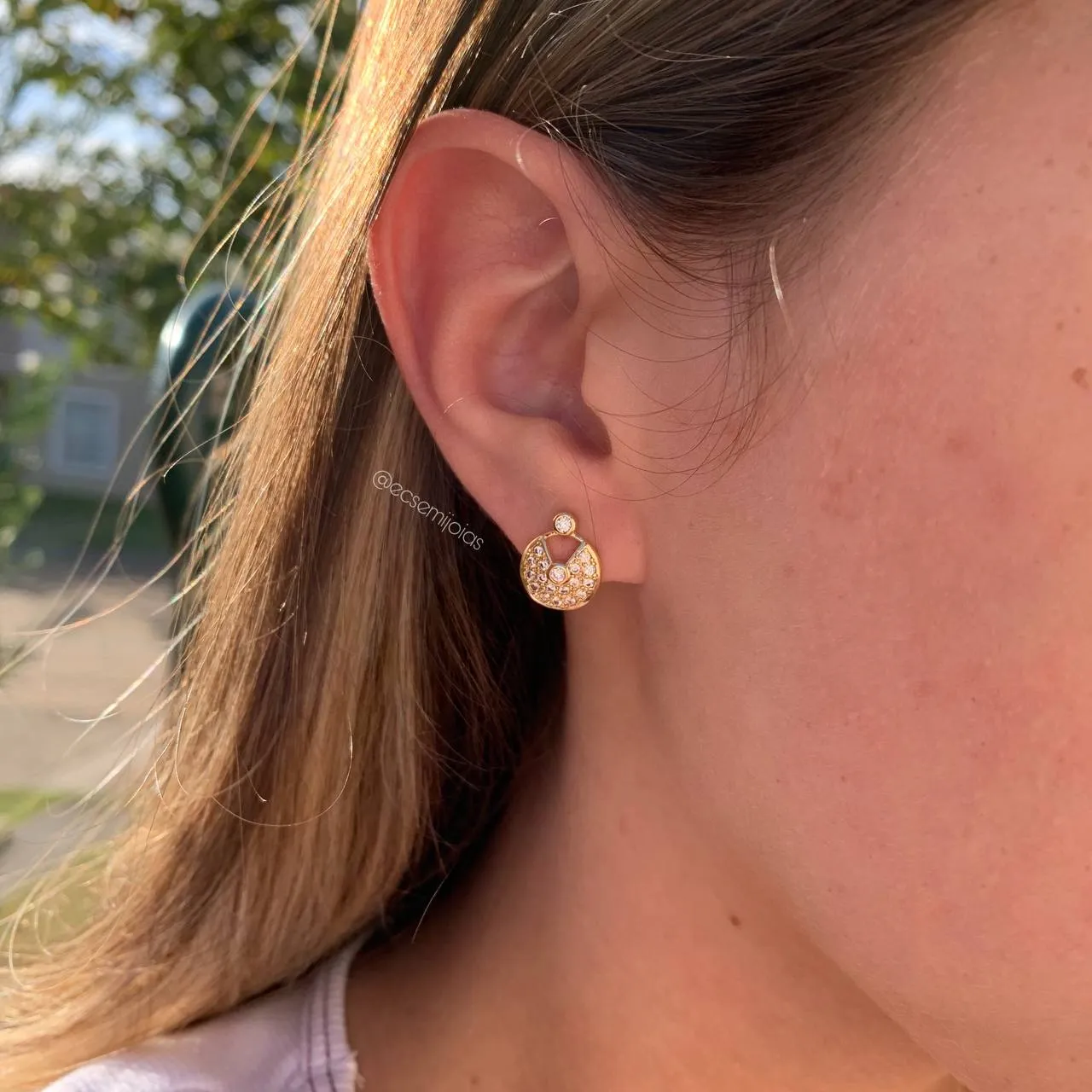 Brinco redondo joaninha cravejado - banhado a ouro 18k