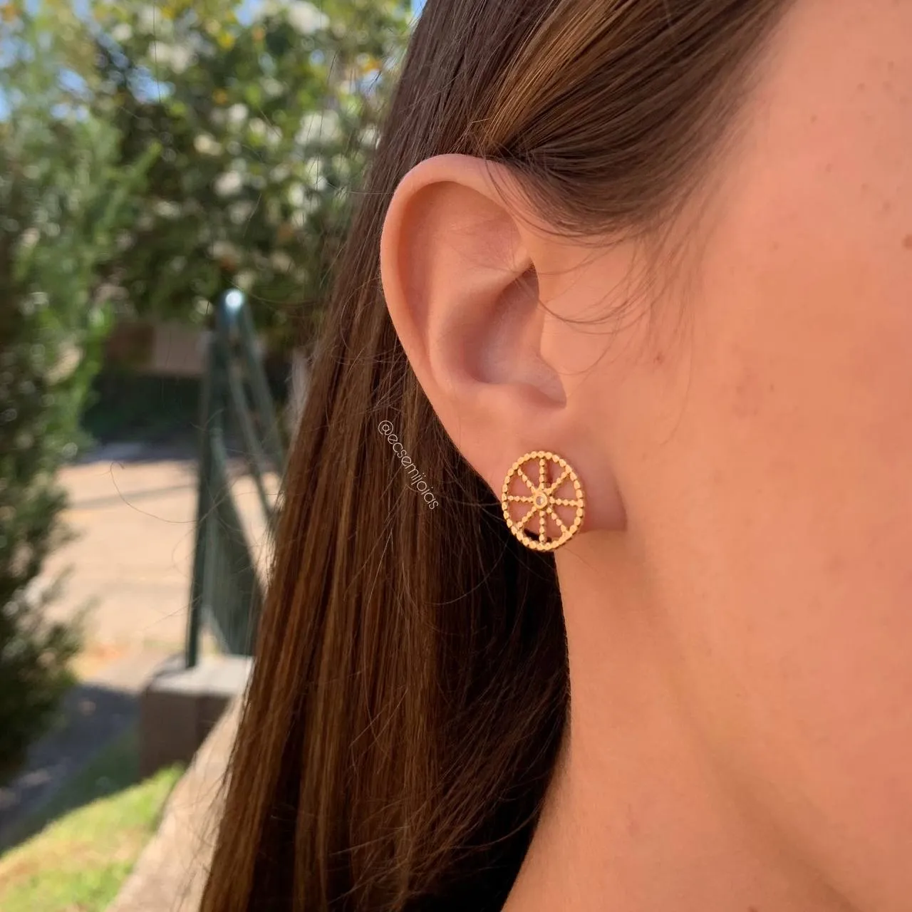 Brinco rodinha com pedra redonda central - banhado a ouro 18k