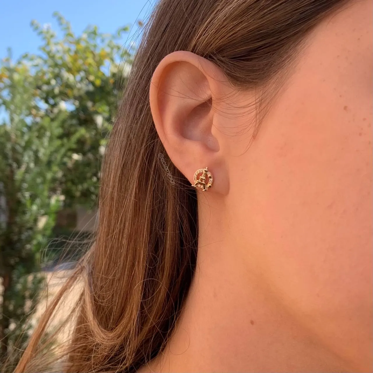 Brinco torre Eiffel com circulo cravejado em volta - banhado a ouro 18k