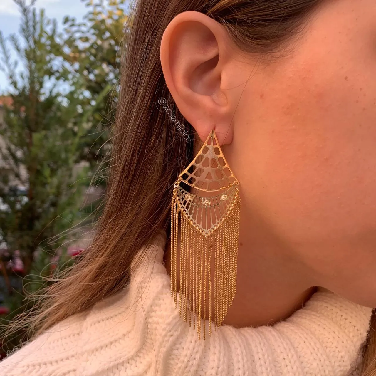 Brinco trabalhado triangular de franja - banhado a ouro 18k