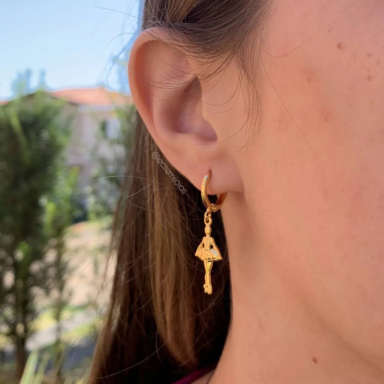 Brinco tranqueta bailarina - banhado a ouro 18k