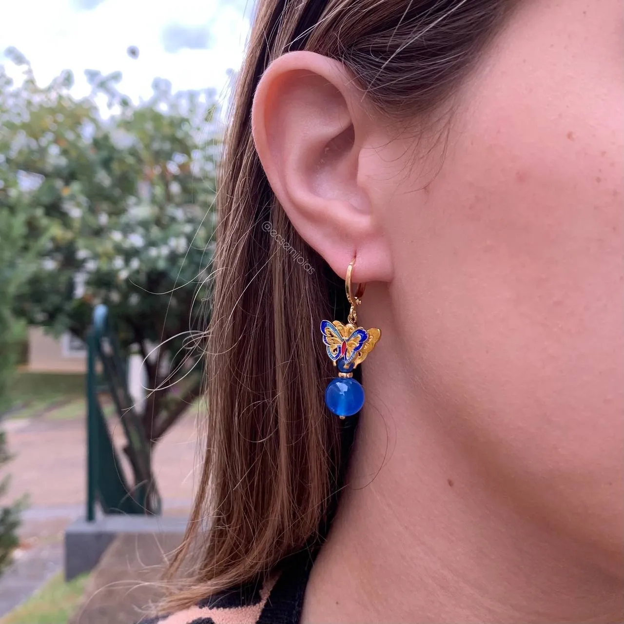 Brinco tranqueta borboleta pintada e pedra redonda - banhado a ouro 18k