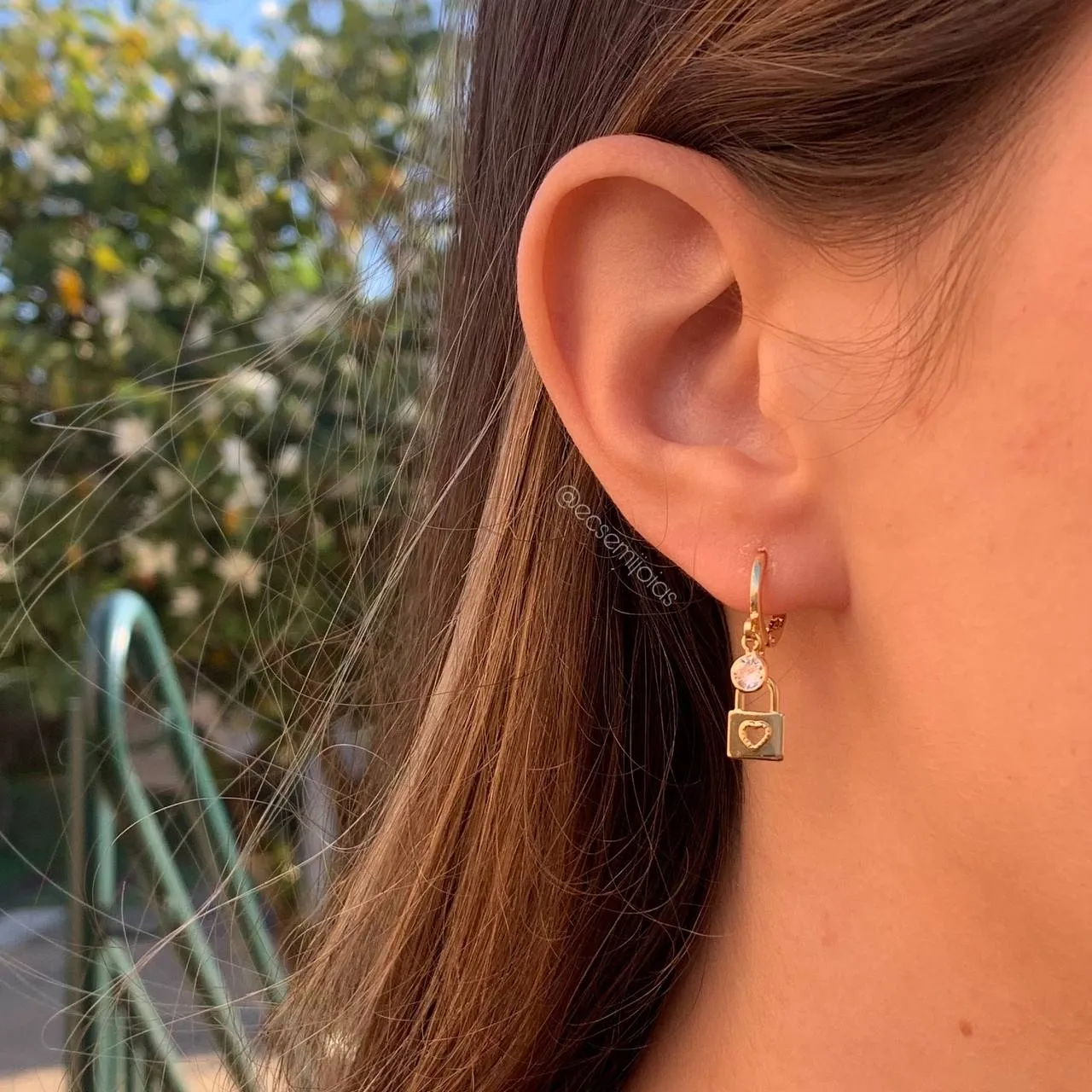 Brinco tranqueta cadeado e ponto e luz - banhado a ouro 18k