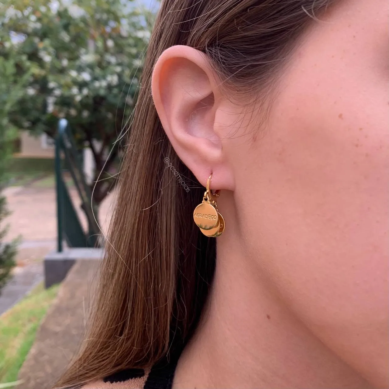 Brinco tranqueta com 3 chapas agradeço entrego confio - banhado a ouro 18k