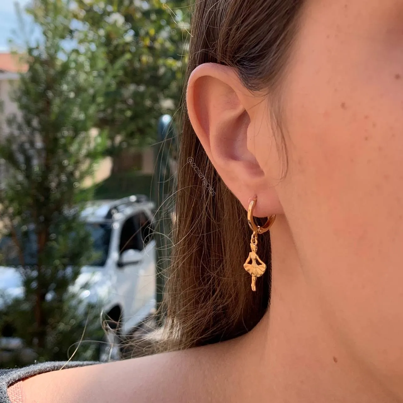 Brinco tranqueta com bailarina - banhado  a ouro 18k