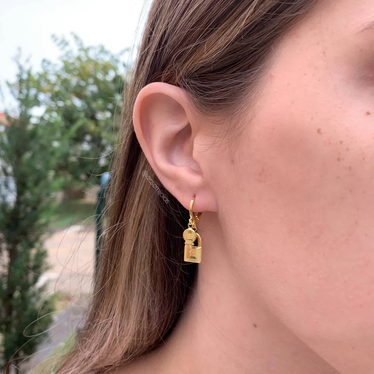 Brinco tranqueta com cadeado e chave - banhado a ouro 18k