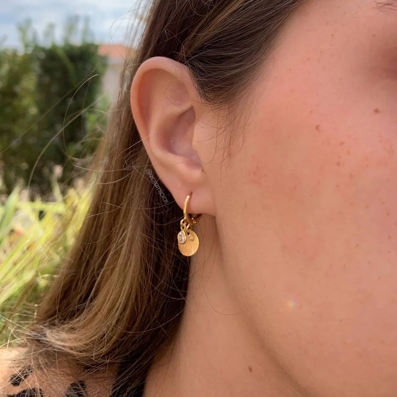 Brinco tranqueta com chapa redonda e ponto de luz - banhado a ouro 18k