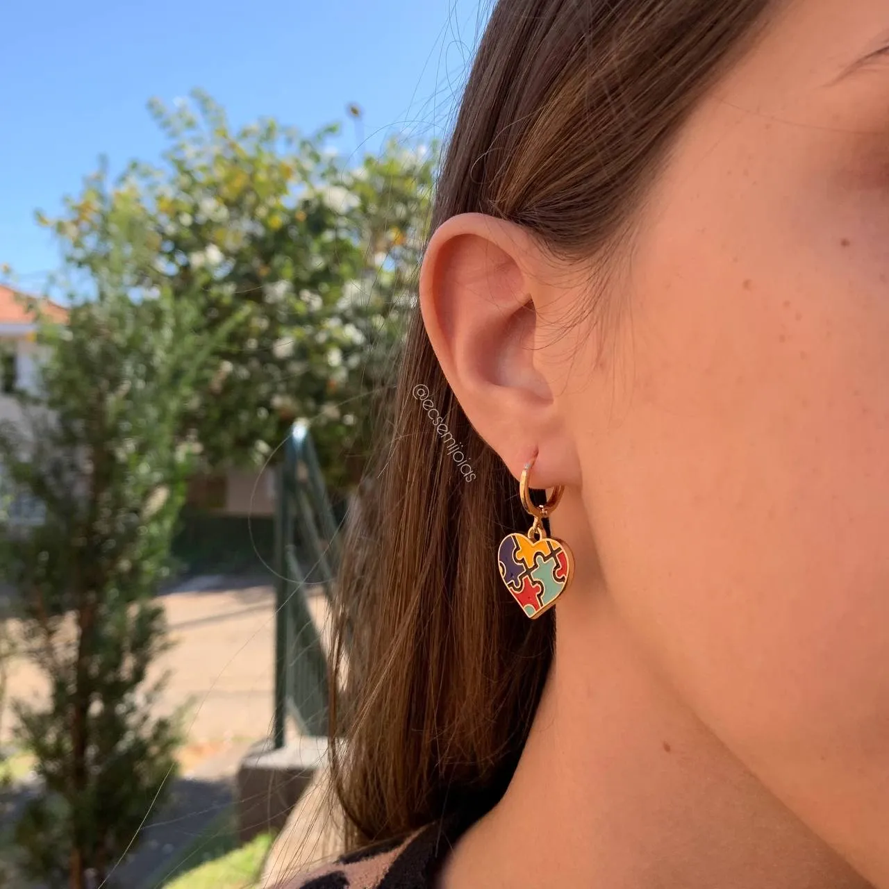 Brinco tranqueta com coração autismo - banhado a ouro 18k