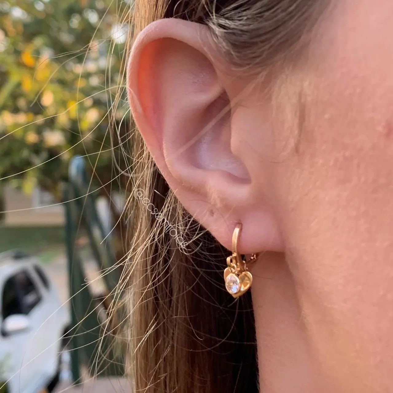 Brinco tranqueta com coração e ponto de luz - banhado a ouro 18k