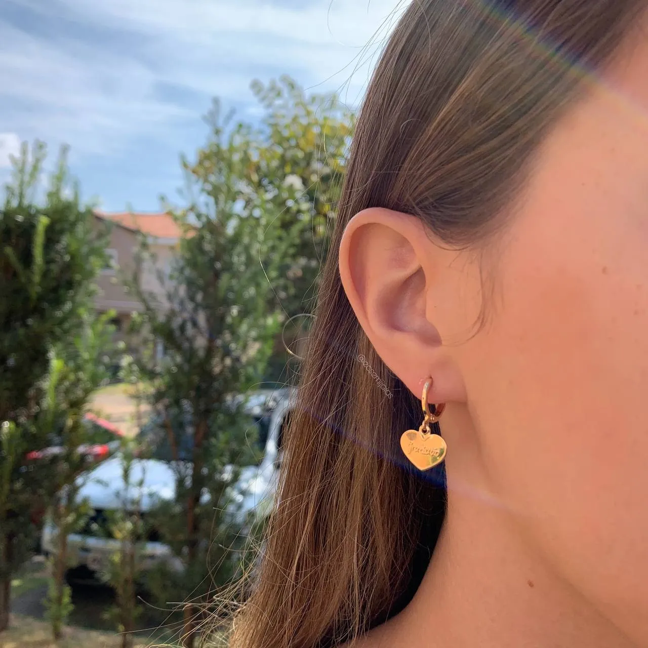 Brinco tranqueta com coração escrito gratidão - banhado a ouro 18k