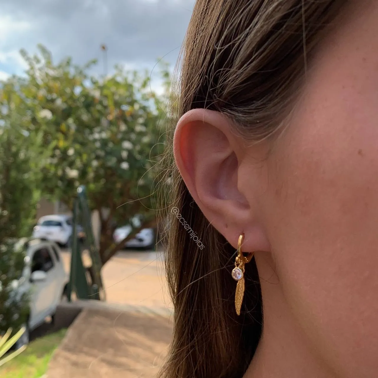Brinco tranqueta com folha e ponto de luz - banhado a ouro 18k