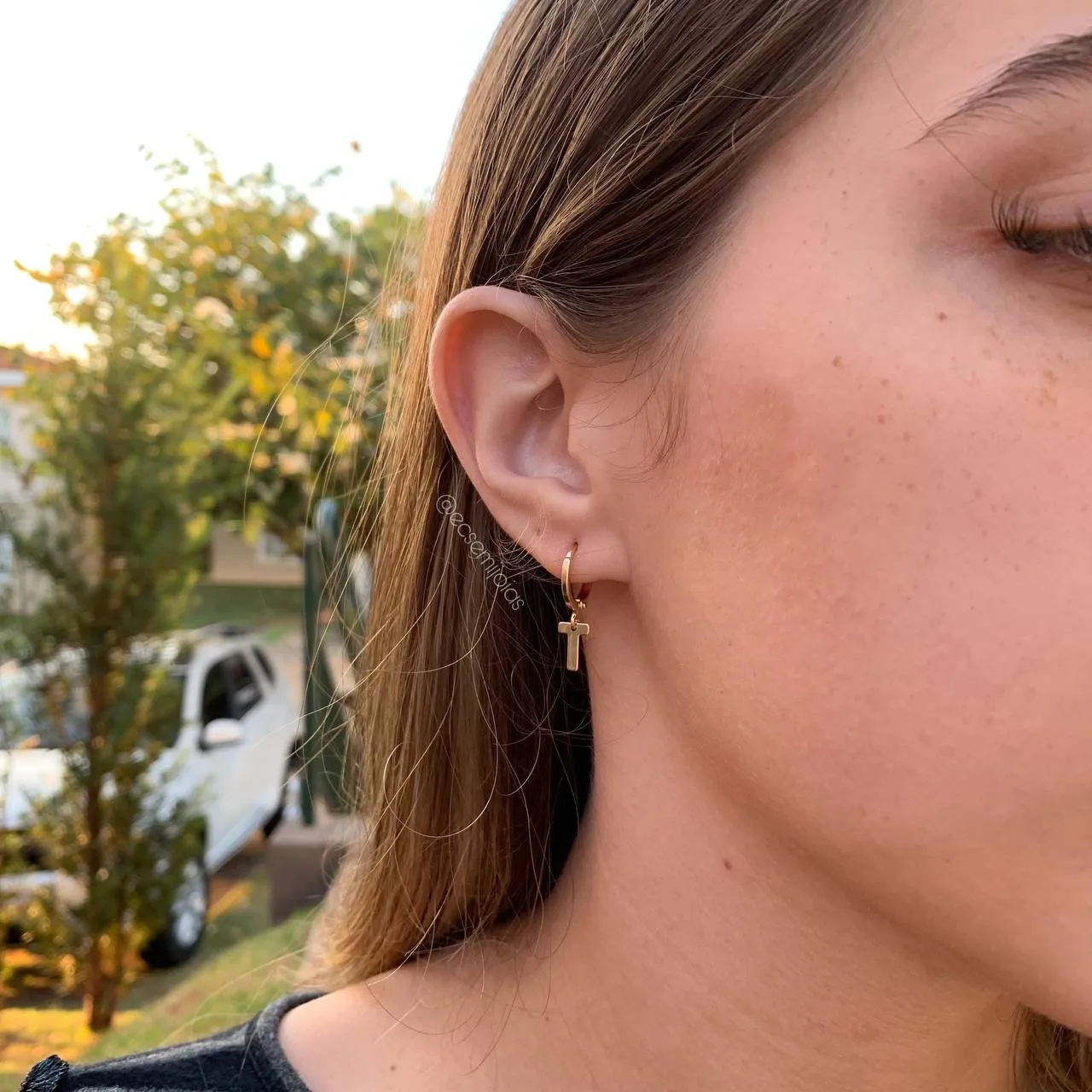 Brinco tranqueta com letra - banhado  a ouro 18k