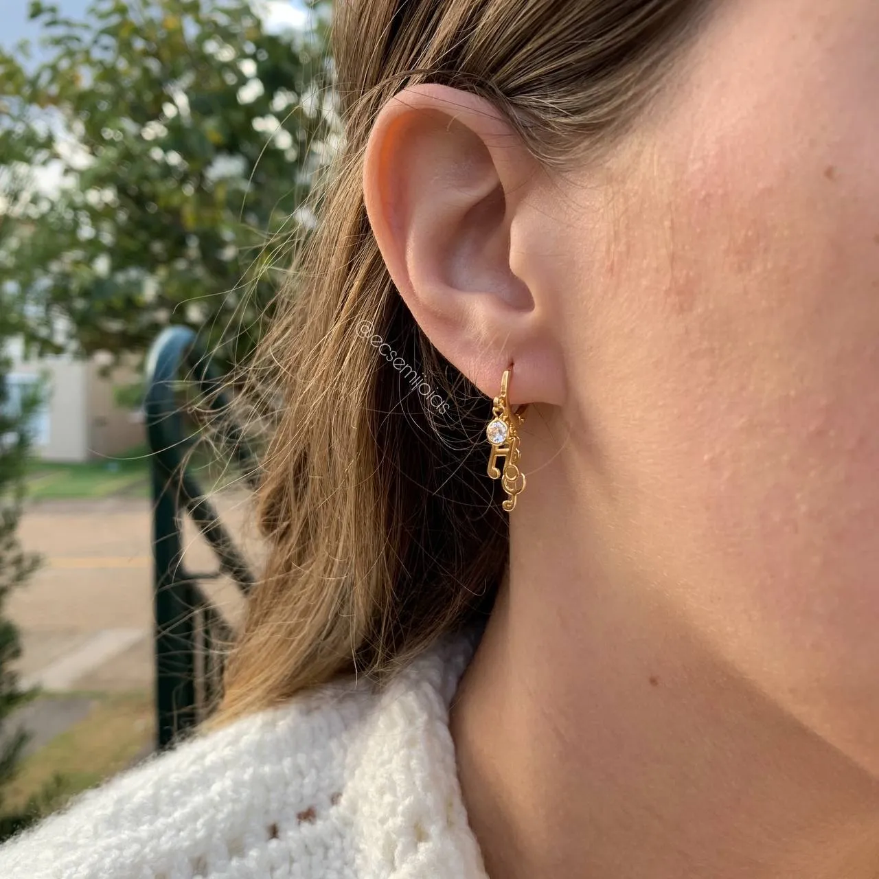 Brinco tranqueta com notas musicais e ponto de luz - banhado a ouro 18k