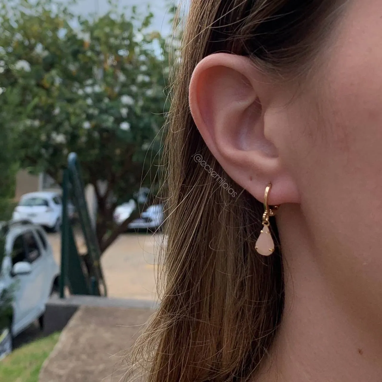 Brinco tranqueta com pedra gota pendurada - banhado a ouro 18k