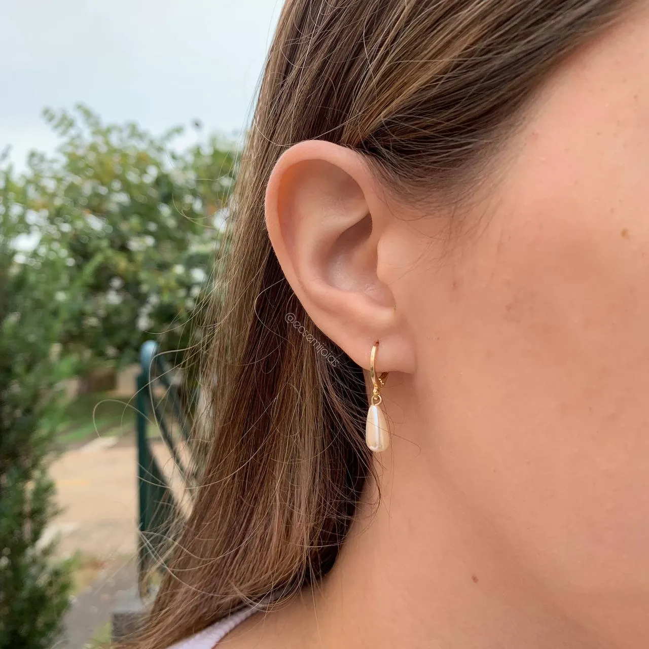 Brinco tranqueta com pérola gota pendurada - banhado a ouro 18k