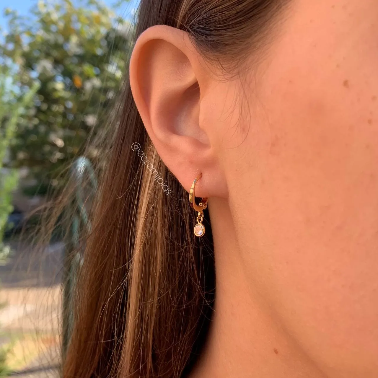 Brinco tranqueta com ponto de luz pequeno - banhado a ouro 18k