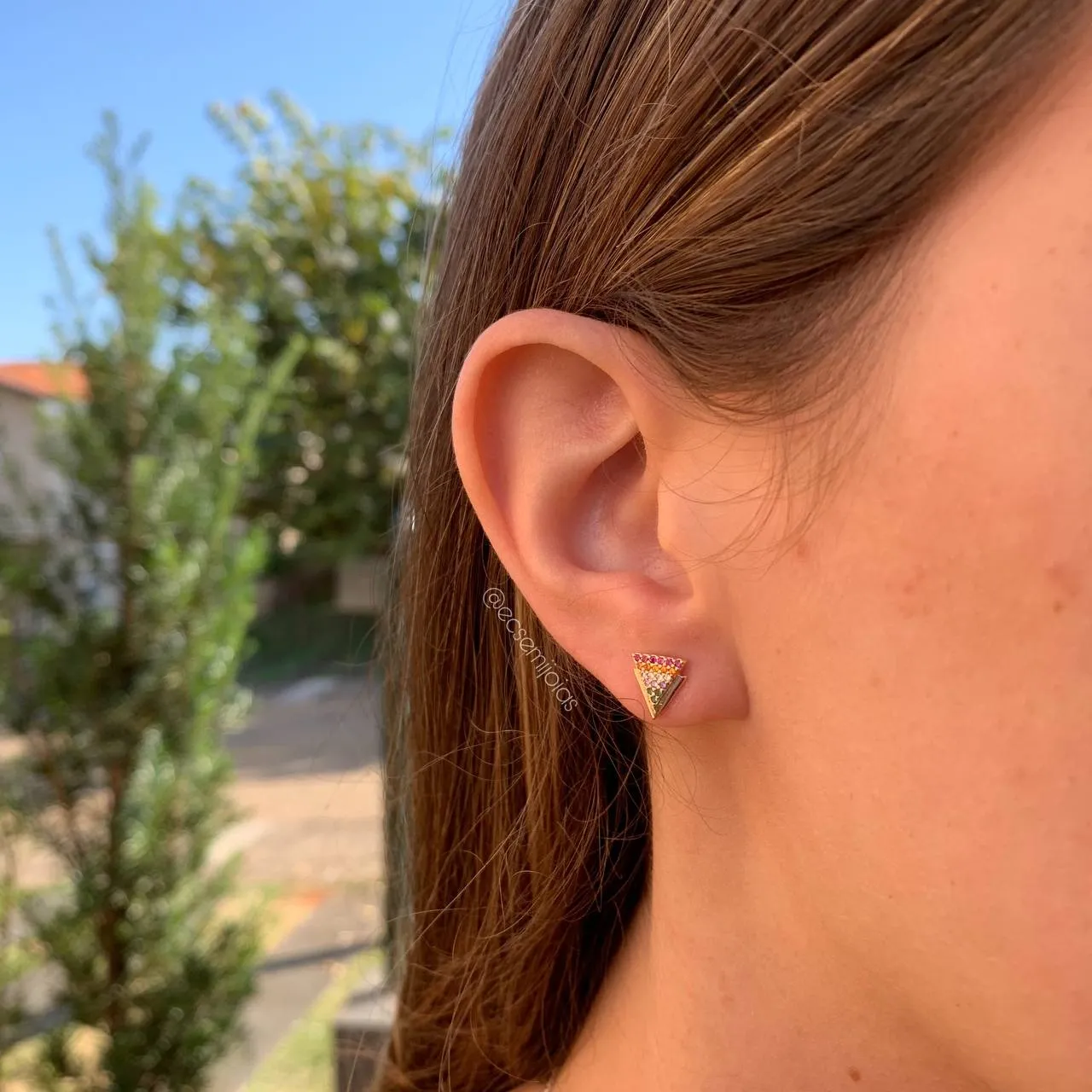 Brinco triângulo cravejado - banhado  a ouro 18k