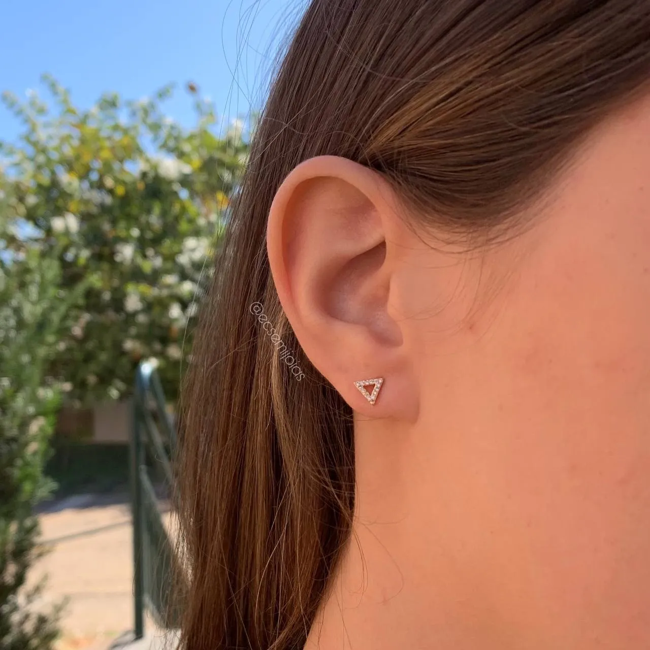 Brinco triângulo pequeno cravejado - banhado a ouro 18k