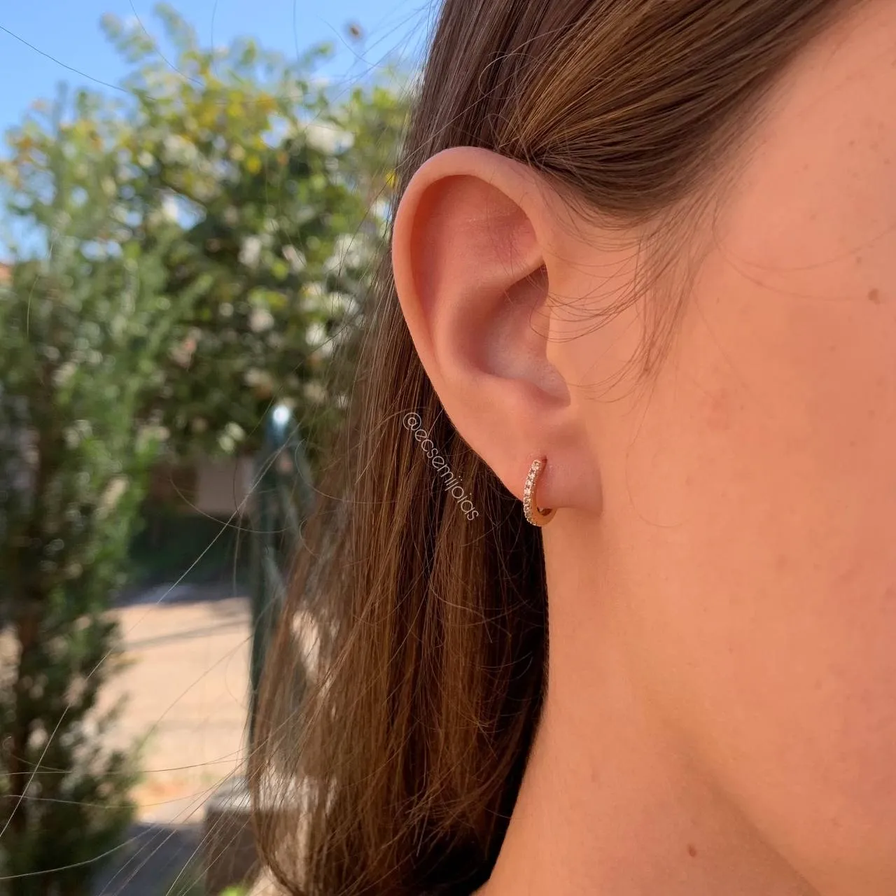 Brinco trio argola 1 fileira cravejada média - banhado a ouro 18k