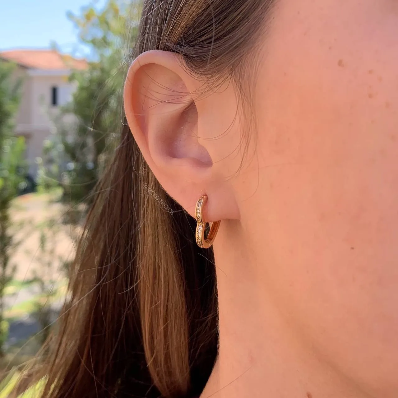 Brinco trio argola coração cravejada média - banhado a ouro 18k