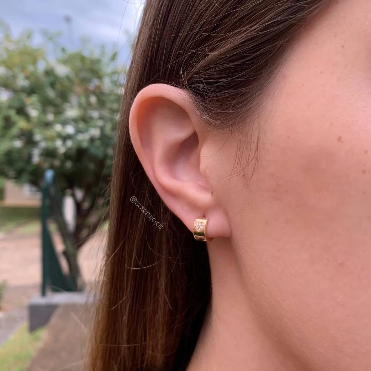Brinco trio argola larga lisa com aplique de coração cravejado P - banhado a ouro 18k