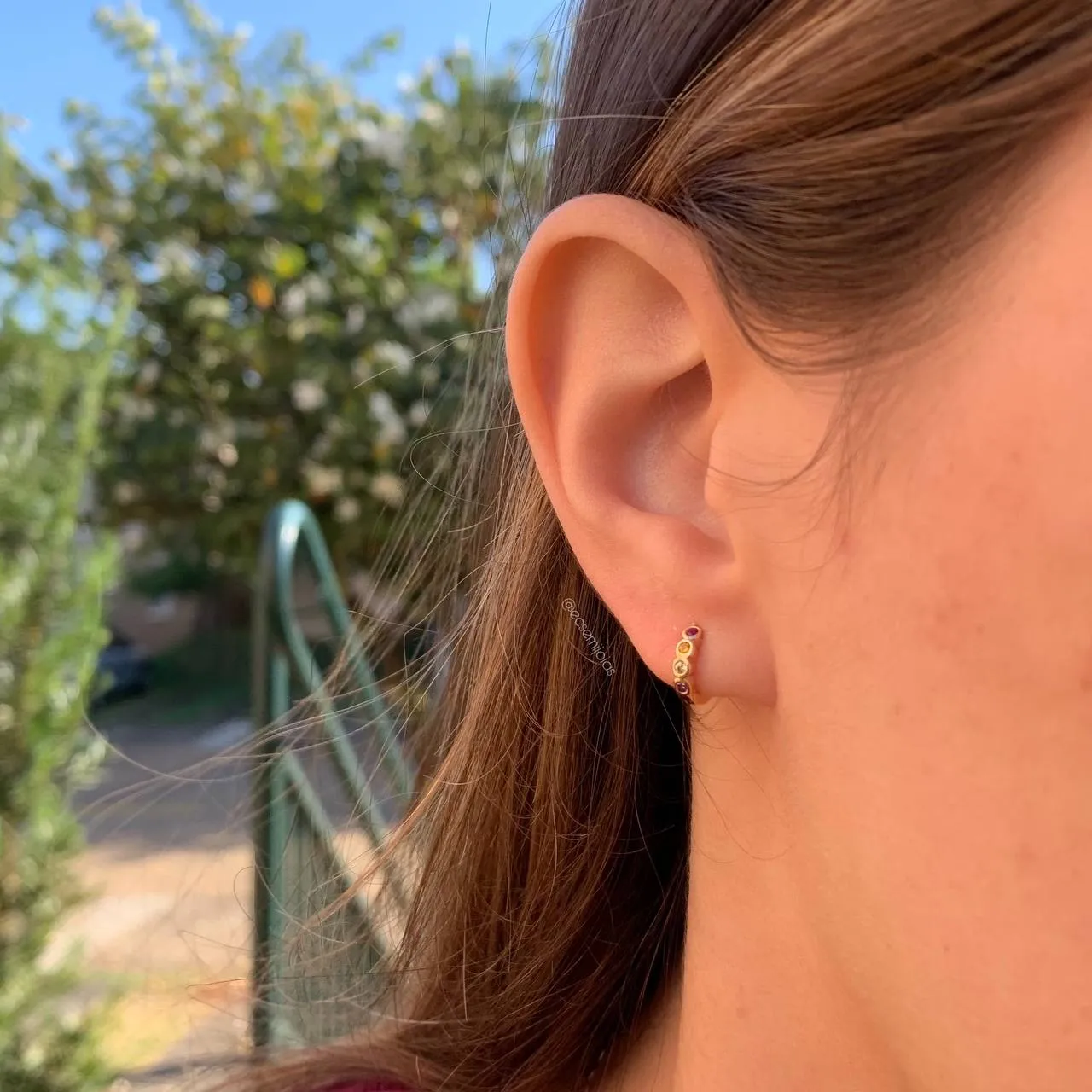 Brinco trio argola pequena com zircônias redondas - banhado a ouro 18k