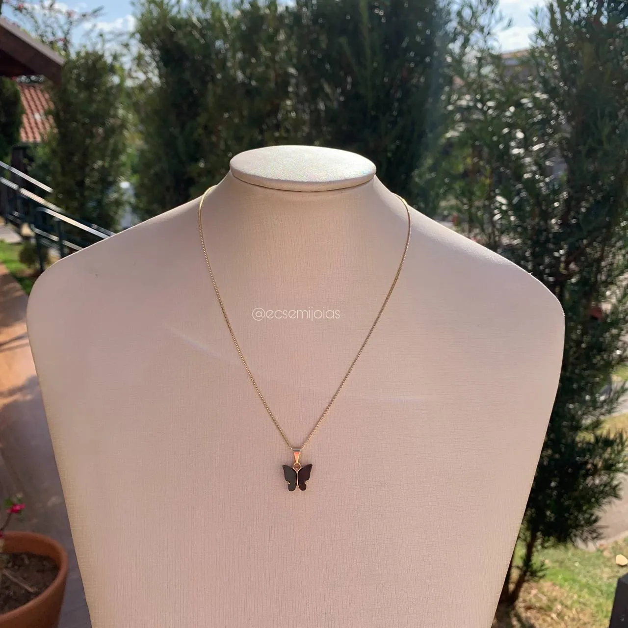 Colar borboleta de resina - 45 cm - banhado a ouro 18k