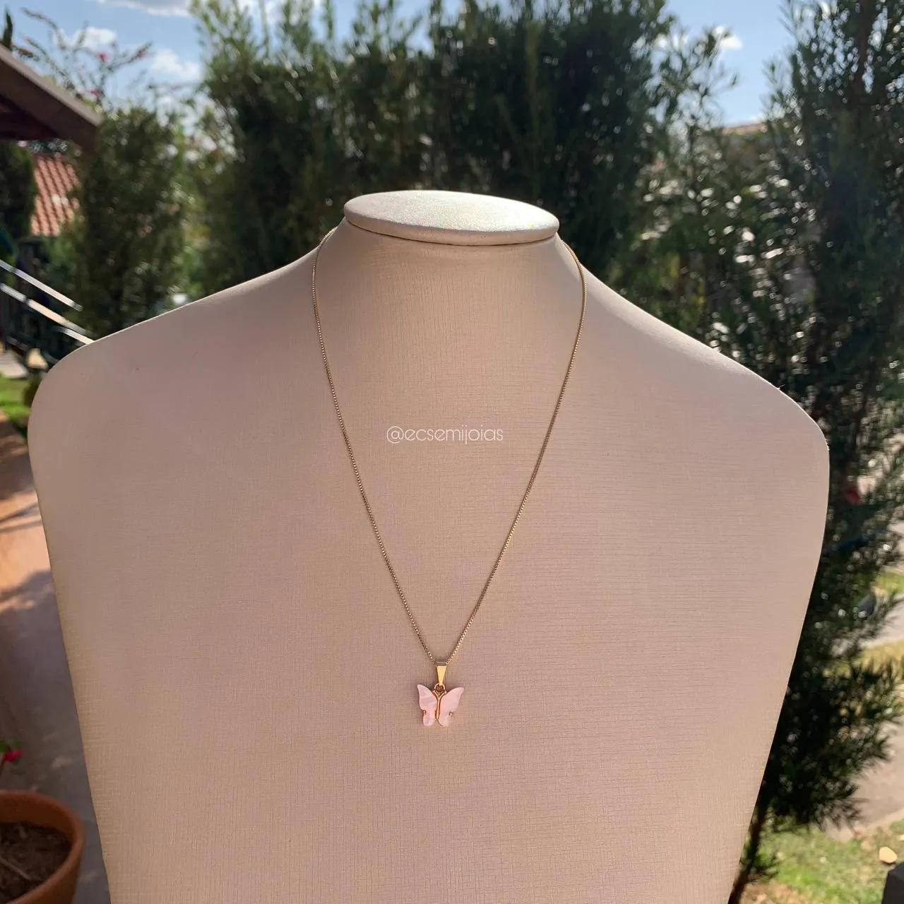 Colar borboleta de resina - 45 cm - banhado a ouro 18k