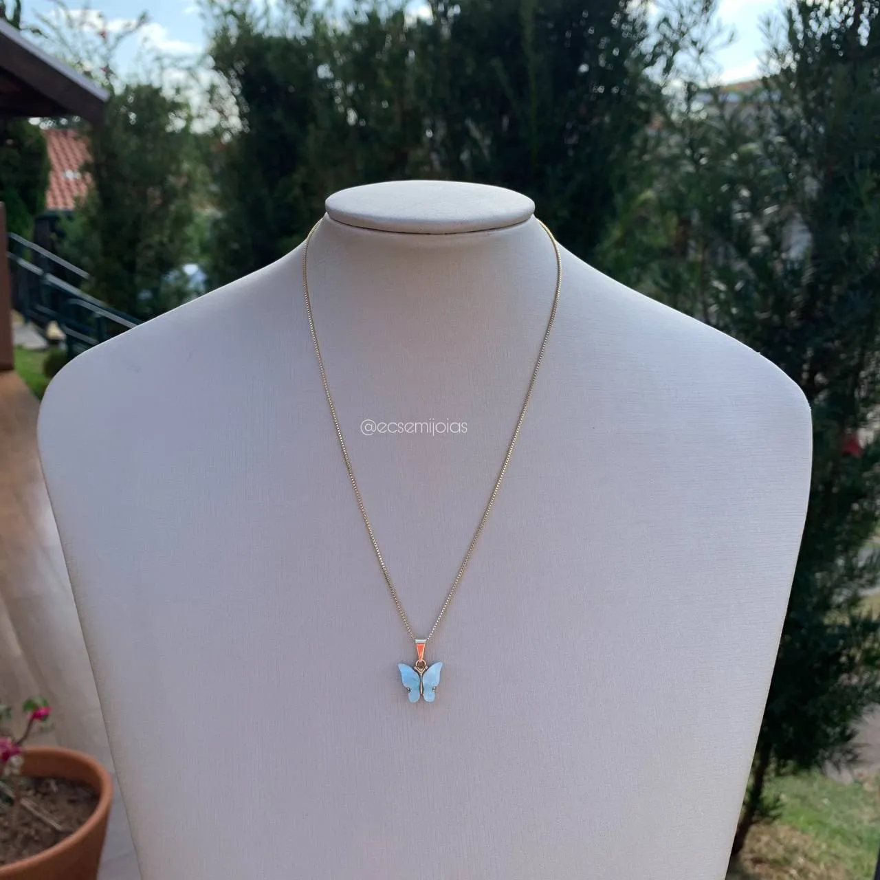 Colar borboleta de resina - 45 cm - banhado a ouro 18k