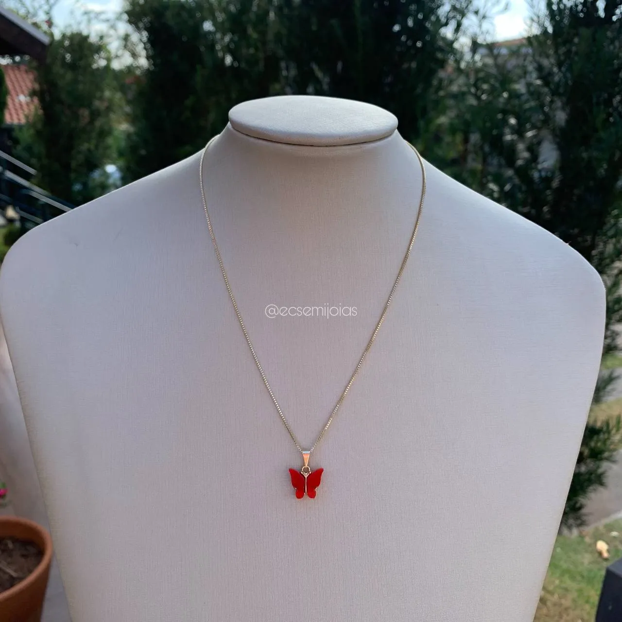 Colar borboleta de resina - 45 cm - banhado a ouro 18k