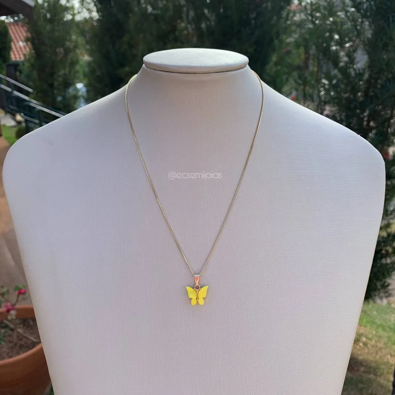 Colar borboleta de resina - 45 cm - banhado a ouro 18k