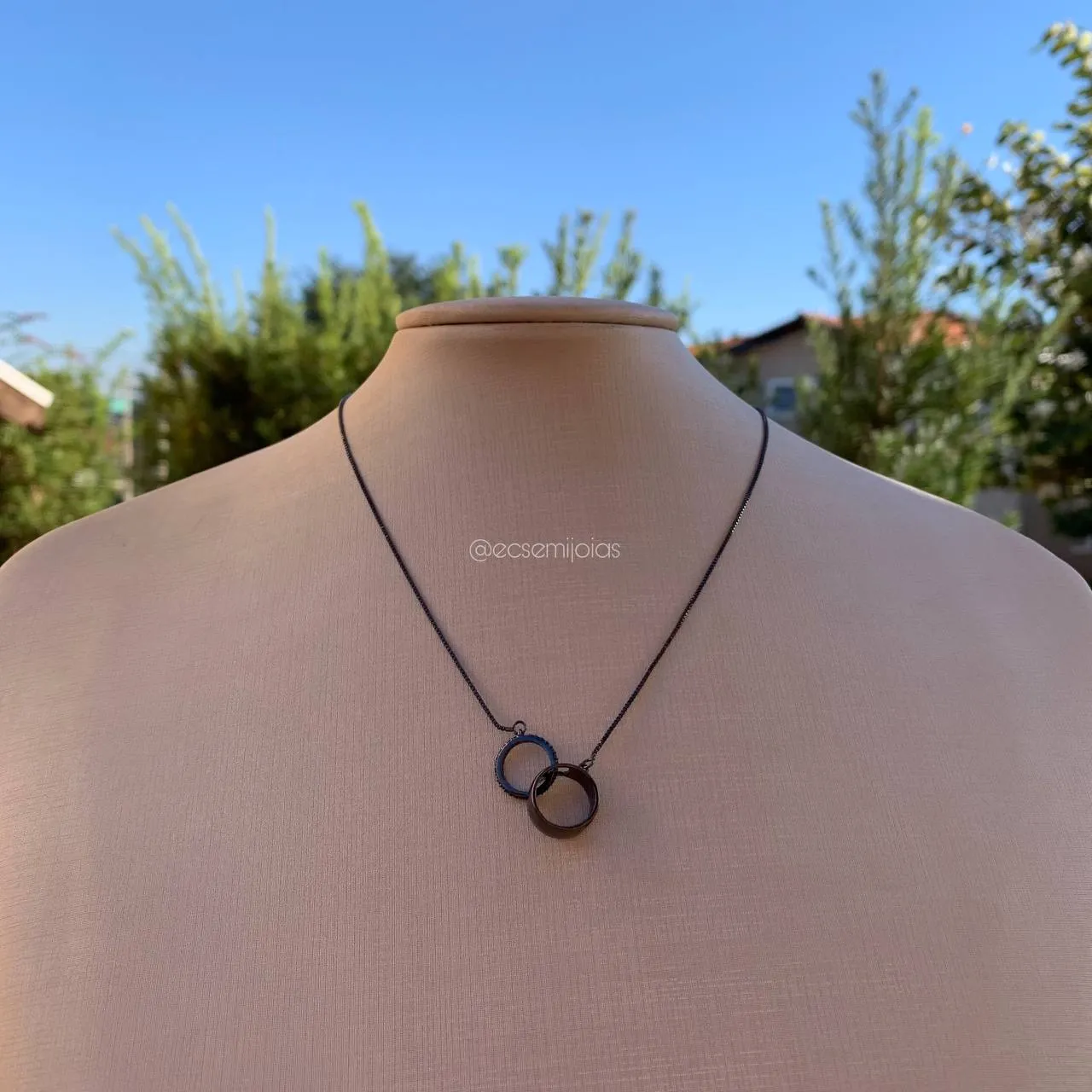 Colar c/ dois círculos entrelaçados, um liso c/ coração vazado e outro c/ aro cravejado - 45 cm