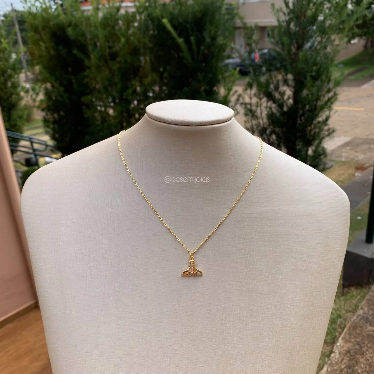 Colar calda de baleia cravejada - 45 cm + 4 cm de extensor - banhado a ouro 18k