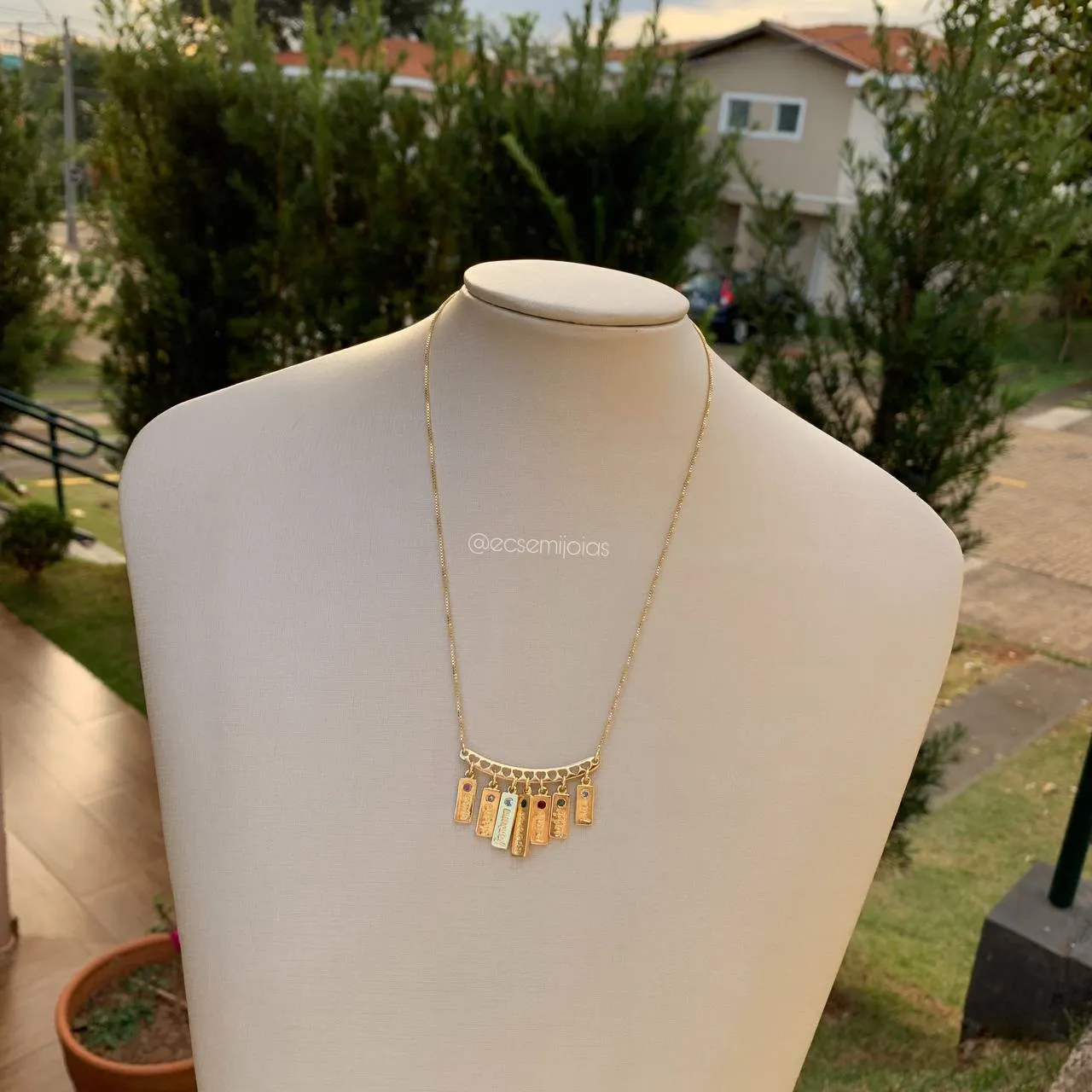 Colar com placas pendurados amor alegria fartura esperança paixão saúde paz - 45 cm - banhado a ouro 18k