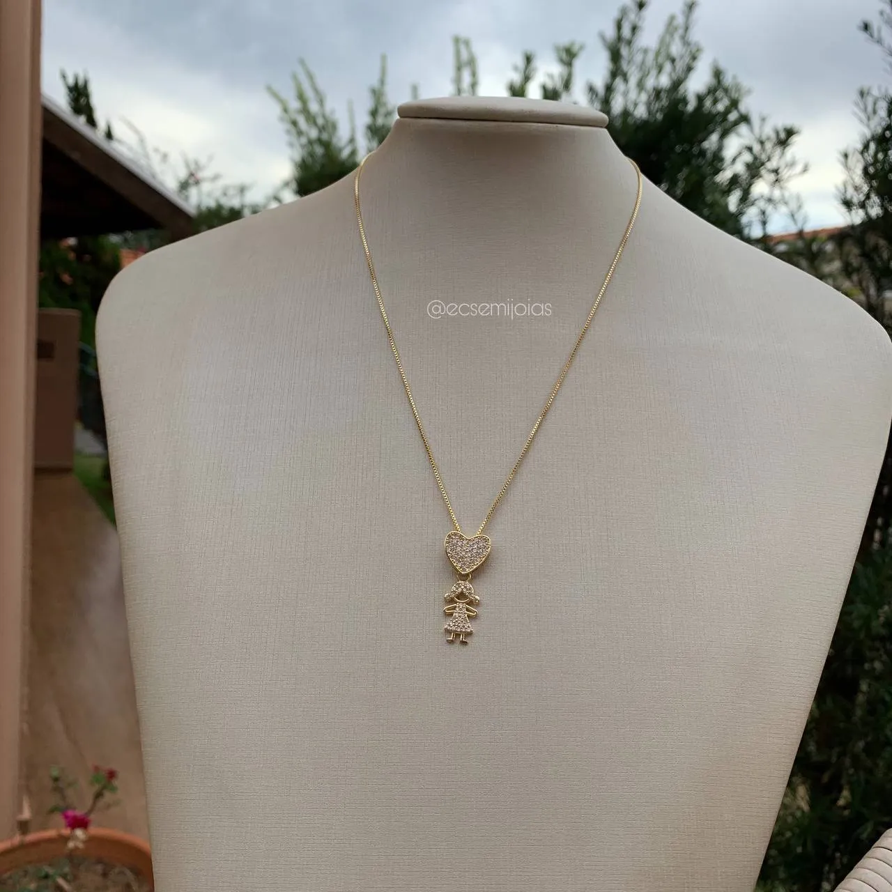 Colar coração cravejado reto com menina cravejada - 45 cm - banhado a ouro 18k