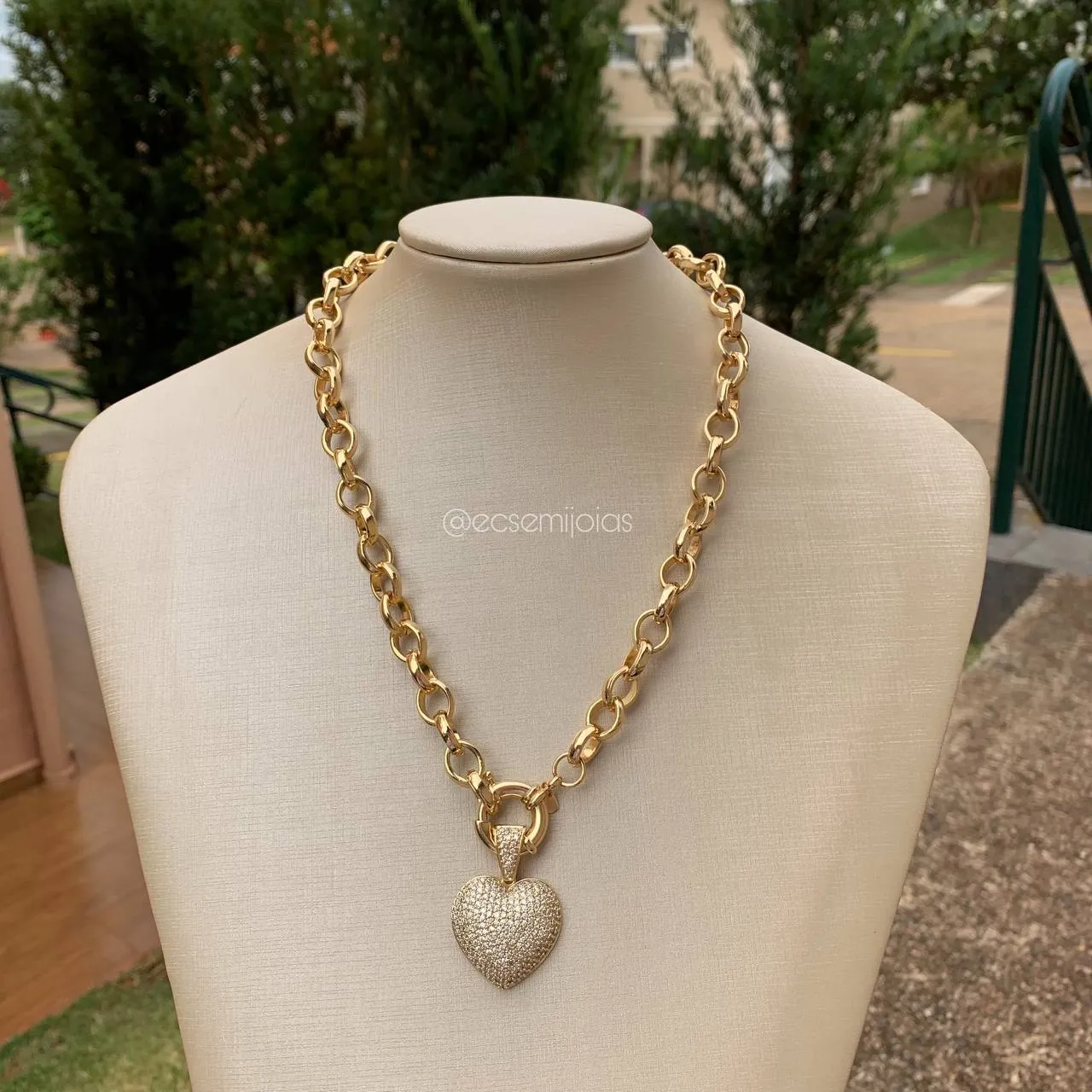 Colar de elos ovais com coração cravejado no fecho boia - 50 cm - 1 cm de espessura - banhado a ouro 18k