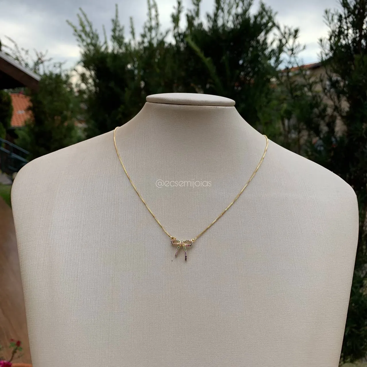 Colar laço de fita cravejado - 45 cm + 5 cm de extensor - banhado a ouro 18k