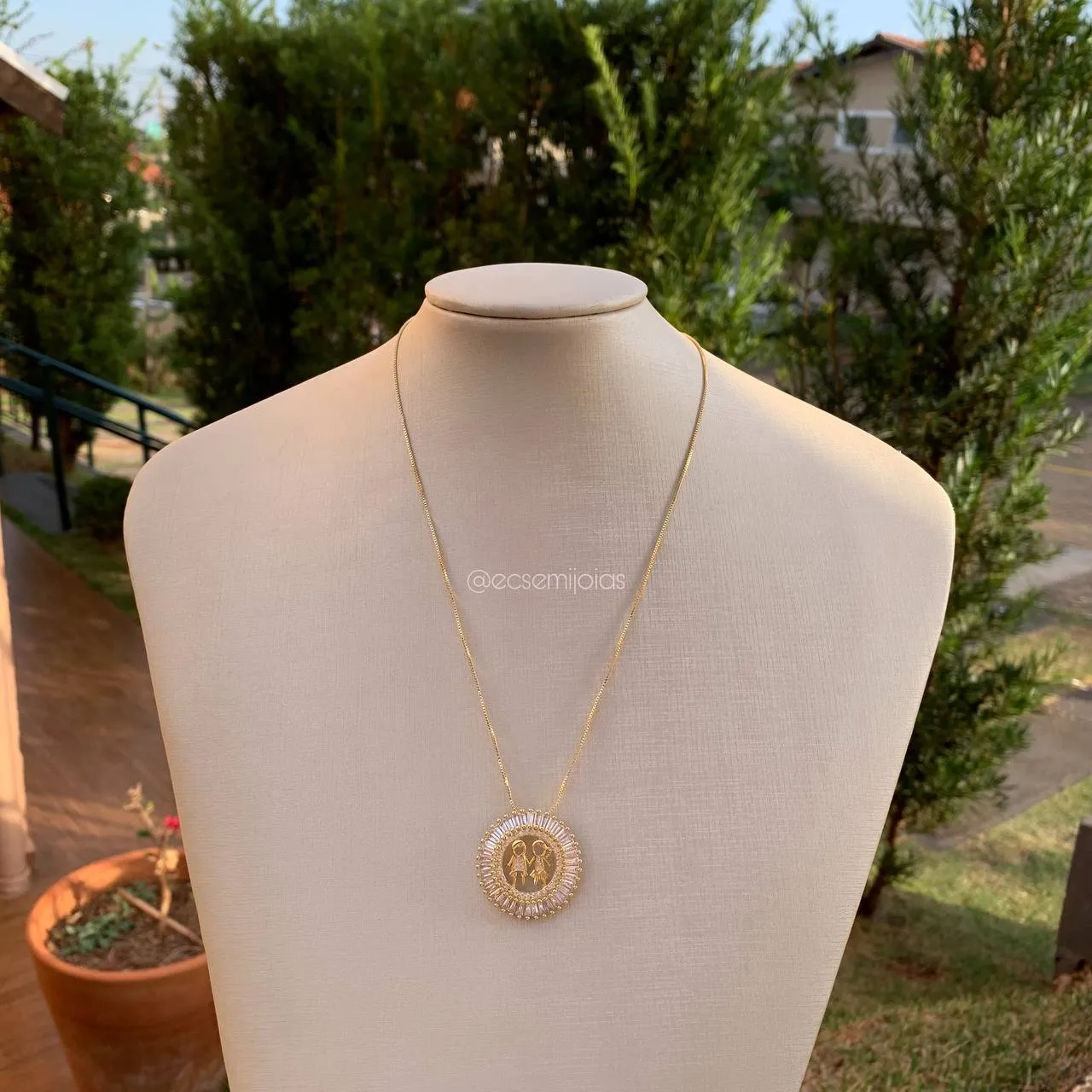 Colar mandala casal de crianças cravejados em volta zircônia baguete - 45 cm + 5 cm de extensor - banhado a ouro 18k