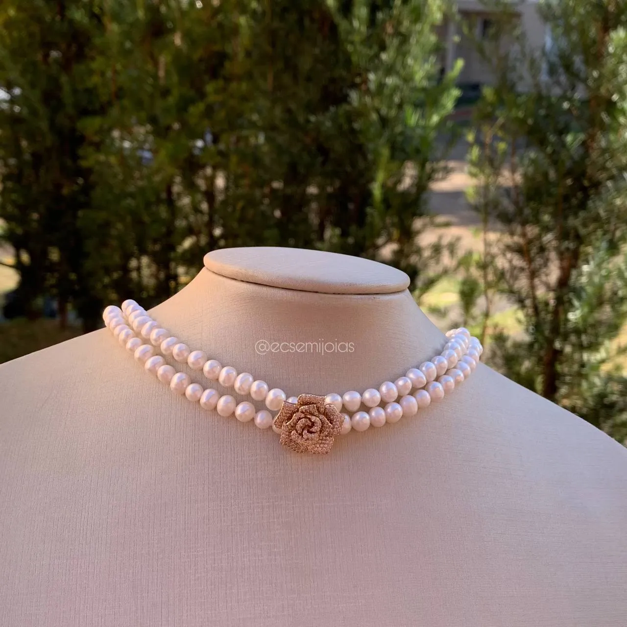 Colar pérola duplo com rosa cravejada- 42 cm - banhado a ouro 18k