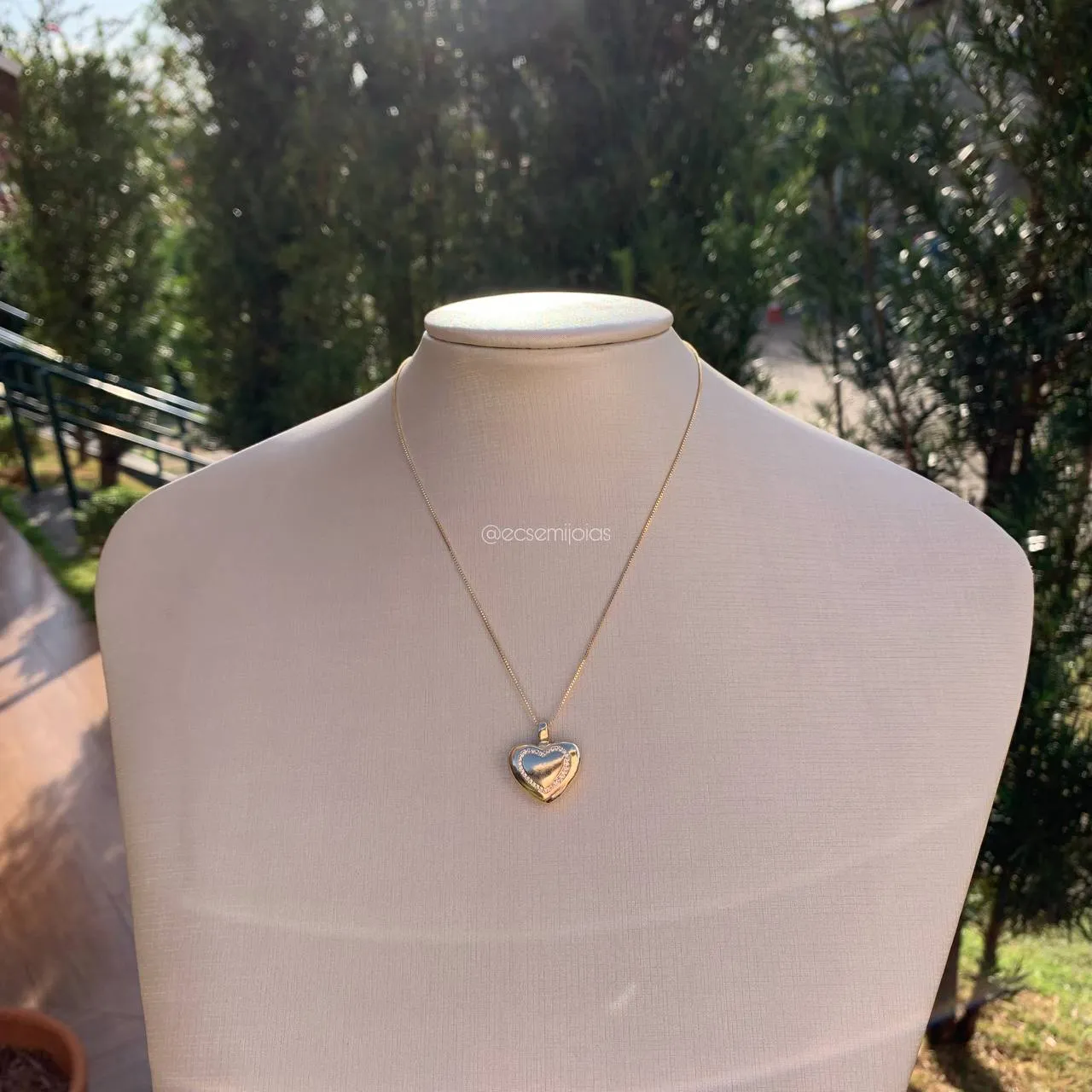 Colar relicário coração com fileira de zircônia- 45 cm - banhado a ouro 18k