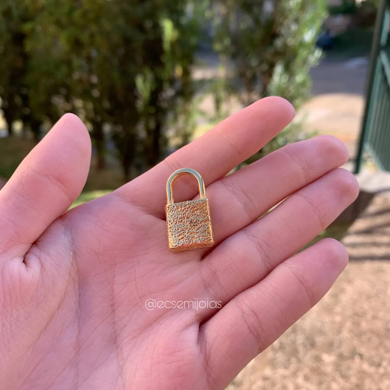 Pingente cadeado bombardeado - banhado a ouro 18k