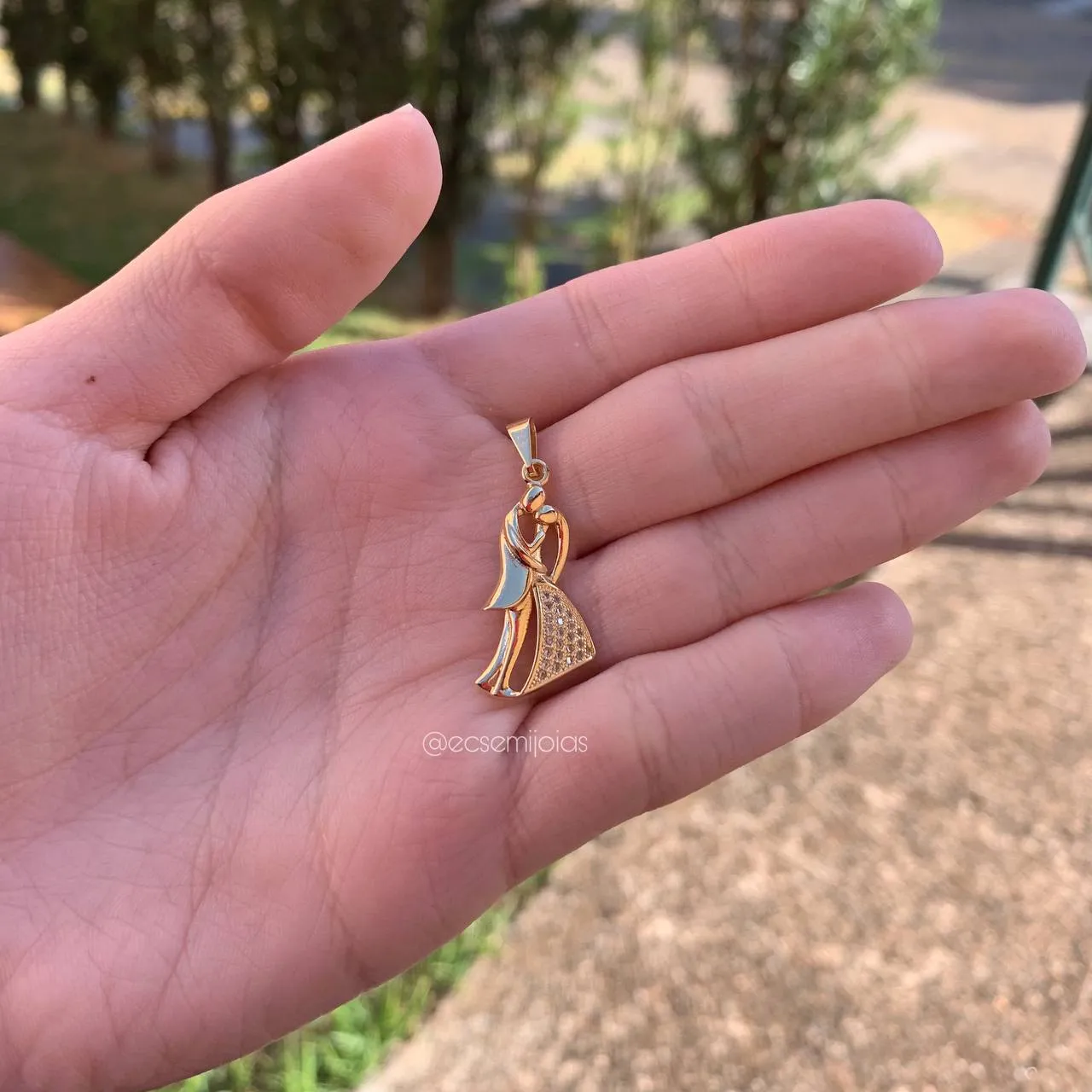 Pingente casal de noivos cravejado - banhado a ouro 18k