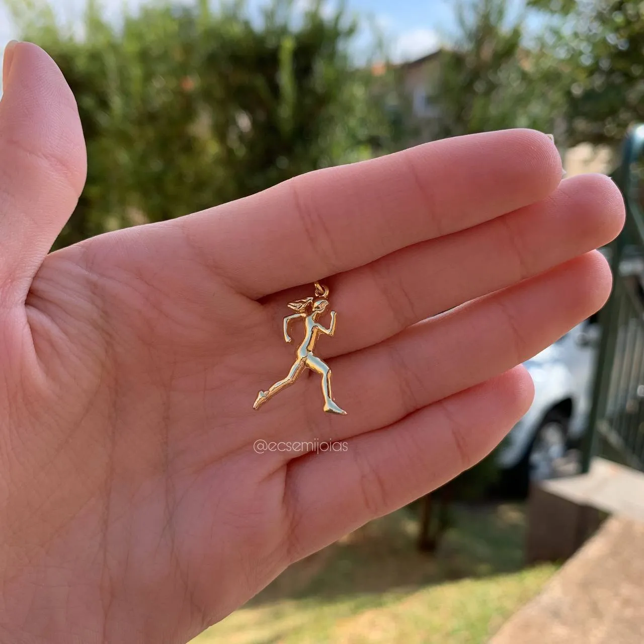 Pingente corredora liso - banhado a ouro 18k