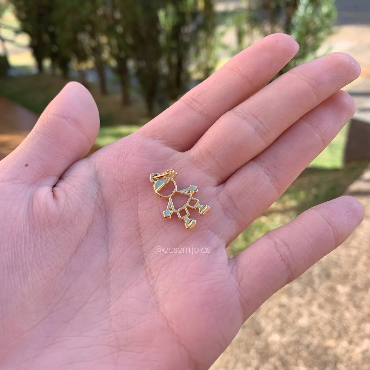 Pingente menino liso vazado - banhado a  ouro 18k