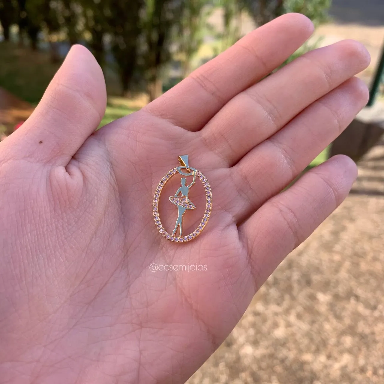 Pingente oval cravejado com bailarina dentro e tranqueta lisa - banhado a ouro 18k