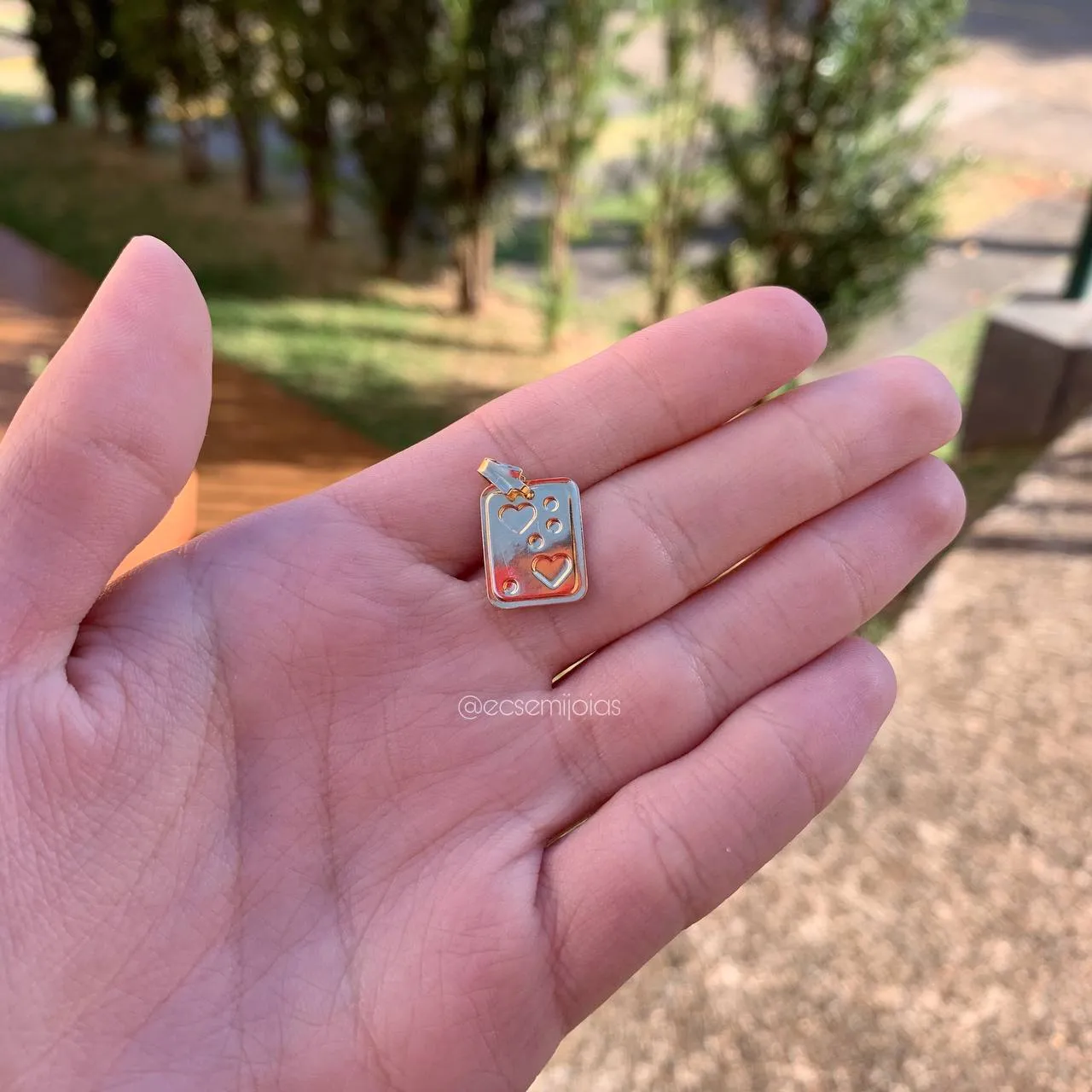 Pingente placa retangular com 2 corações e bolinhas - banhado a ouro 18k