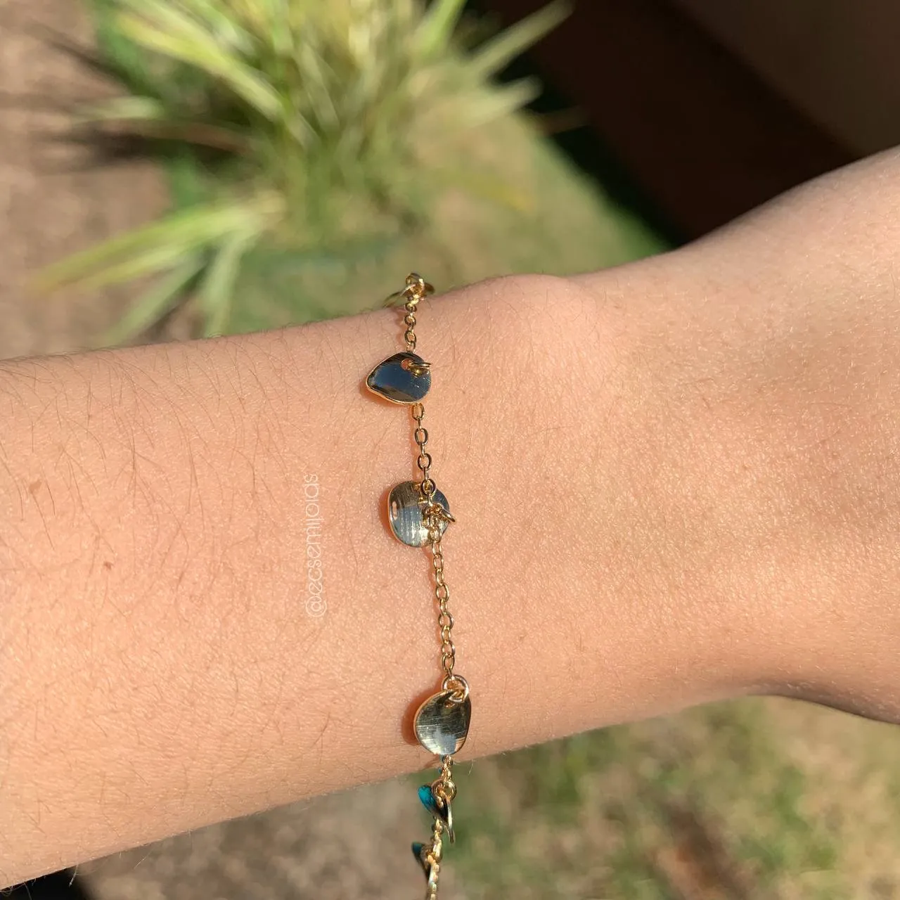 Pulseira c/ folhinhas lisas penduradas - 16 cm + 3 cm de extensor - banhado a ouro 18k