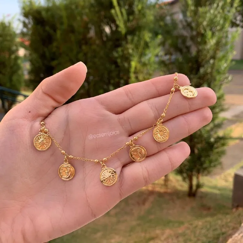 Pulseira com medalhas de lua, estrelas e sol penduradas- 20 cm - banhado a ouro 18k